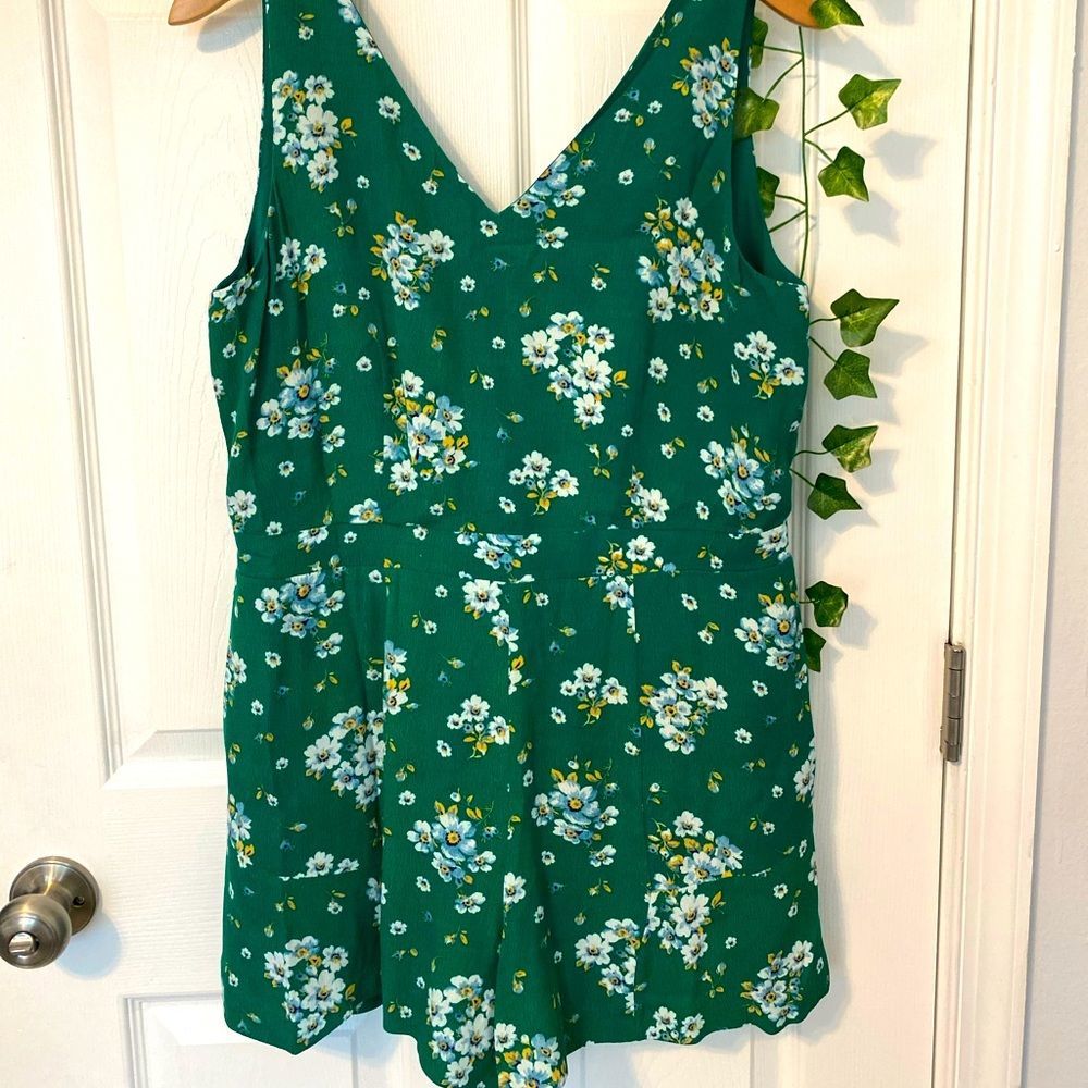 Super cute floral summer Romper 🦋💕